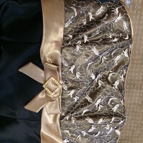 Prom dress black and gold details. Size US 5 - Picture 2 of 3